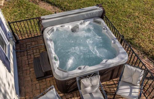 Charming Farmhouse w King Bed Hot Tub & EV Charger - Foto 15