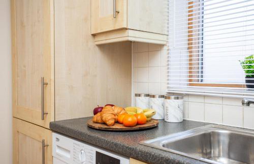 Contemporary 2BR Retreat - Fast WiFi, Smart TV & Steps from Station! - Foto 24