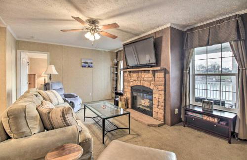Family Lake Retreat w/ Screened Deck! - Foto 3
