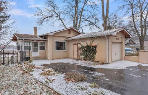 Amazing Lakefront Retreat On Long Lake! 2 Bedroom Home by RedAwning - Foto 18