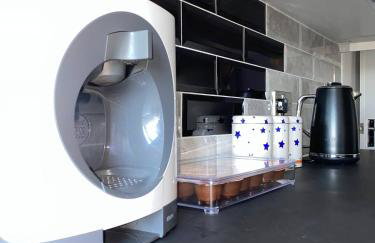 Bright, Spacious, modern Interior Decor 2 bedrooms Apartment with amazing views - Photo 3