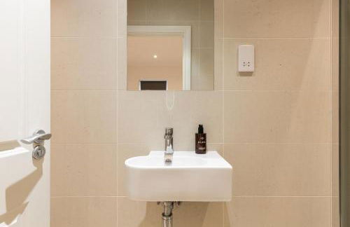 New! Bright 2BR Flat with Patio - Foto 15