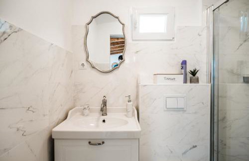 Mila and Jurija Formenti 2 apartments in heart of nautic marina, with heated swimming pool May till October, bikes, Sup, kajak, free parking in our garden - Photo 39