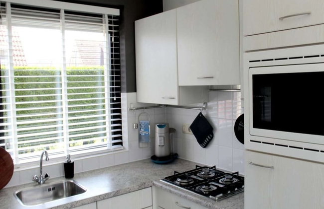 Appealing Bungalow With Garden - Photo 25