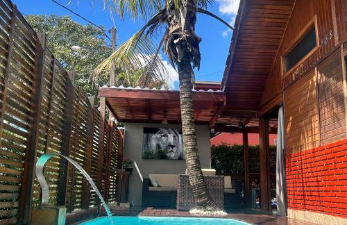 Chalé com PISCINA Privativa, com 2 QUARTOS, ESTACIONAMENTO em Condomínio com PORTARIA 24h, Sauna, Quadras, 3 PISCINAS no condomínio, Pesca e Parquinho Infantil - SmarTV na sala de estar, TV na área CHURRASQUEIRA, Wi-Fi e Cozinha Completa - Foto 4