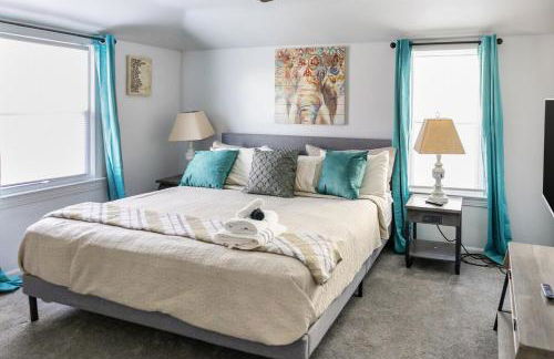 Euclid Near Lake Erie Cleveland king bed - Foto 44