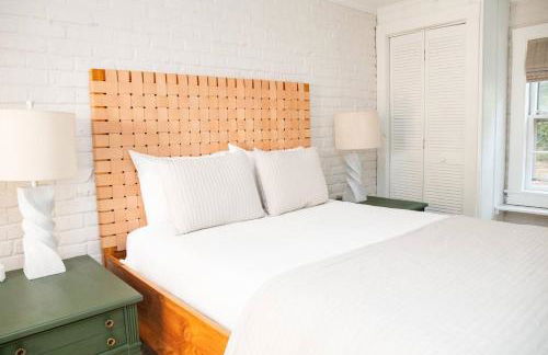 2 Blocks to riverfront | 48" Firepit | Turf Yard - Foto 29