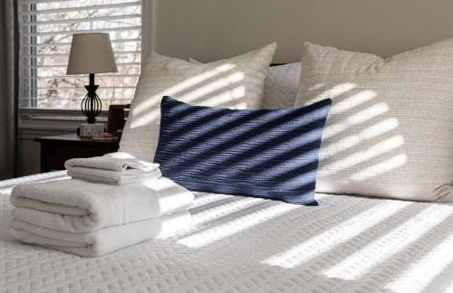 Capitol House - 3 Bed 1 Full and 1 Half Bath, Pet Friendly with Hot Tub walk to Lucas Oil Stadium - Foto 54