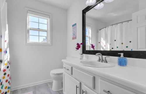 Modern 6BR Haven with Playroom, Gym & Deck! home - Photo 18