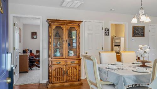 Modern Bungalow Home with Mid-Century Flair - Foto 5