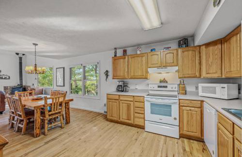 Almost Heaven - Grill, 2 King Beds, Wifi, Deck, Pool Access, Hiking, Wood Stove, Family Friendly - Foto 5