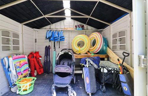 Family Pocono Gem by the lake with private sauna, hot tub, and huge game room - Foto 56