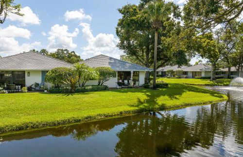 Luxurious Golf Retreat Villa in PGA National! - Photo 30