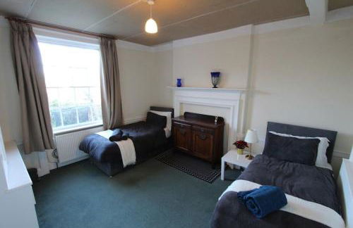 Perfect Family & Friends Home, Free Parking Security Onsite - Photo 43