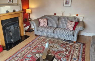 Hereford City - Goldcrest House - 4 Bedroom House With Parking, Located Very Close To City Centre & River Wye - Sleeps Up To 6 Guests - Hosted by RENTMYHOUSE - Photo 6