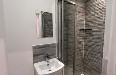 Large 6 Bed 6 Bathroom House - Ideal For Families, Large Groups, Contractors & Business Travellers - Foto 5