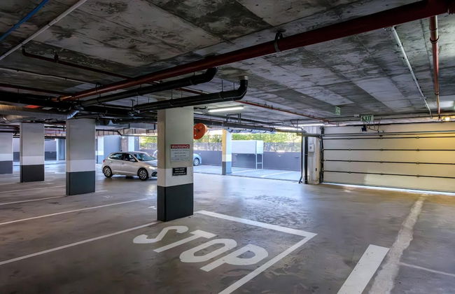 Urban Chic Apartment Close to Waterfront Warwick - Photo 37