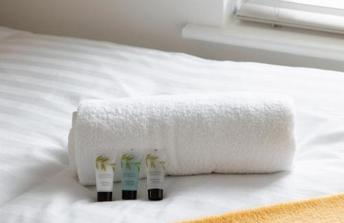 Large 4 Bed Home - Fast Wifi, Smart TV's & Free Parking - Near A66 - Foto 32