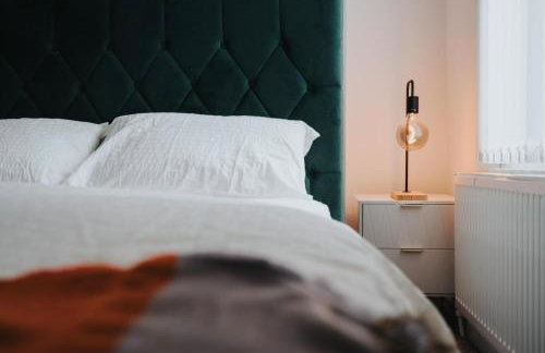 Liverpool Luxe Retreat 3 Bedroom House Next to Everton Stadium - Photo 9