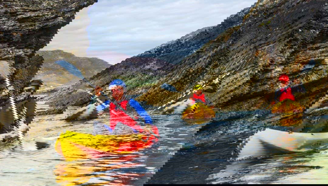 Navegando en kayak por Connemara