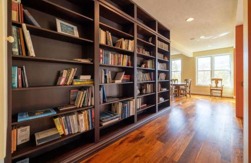 Riverbend Lodge Spacious Riverfront Home with Hot Tub Pool & Mountain view - Foto 46