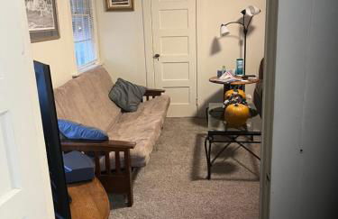 Charleston, SC themed - PRIVATE 1 QUEEN BED 1 BATH APARTMENT 2 FUTONS THAT FOLD OUT FLAT TO SLEEP ON & LEATHER LOVE SEAT GAS LOGS IN LIVING ROOM FULL KITCHEN POKER BUMPER POOL TABLE CONVENIENTLY LOCATED IN COLUMBIA SOUTH CAROLINA 1 QUEEN BED & 2 SOFA BEDS - Foto 25