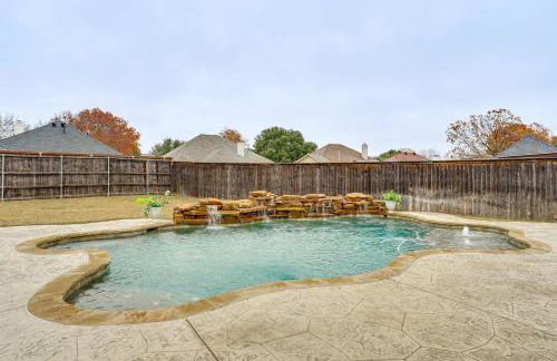 Group-Friendly Burleson Getaway with Outdoor Oasis - Foto 3