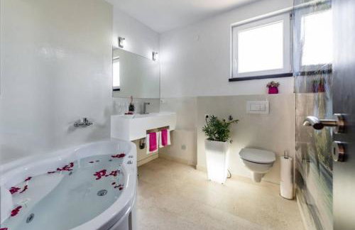 Luxury Apartment with Private Heated Pool - Foto 34