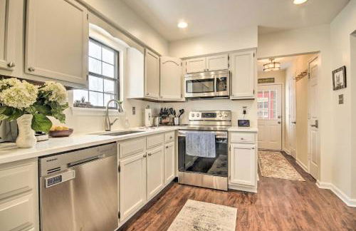 Modern Mountain Retreat with Deck and Hot Tub! - Foto 9