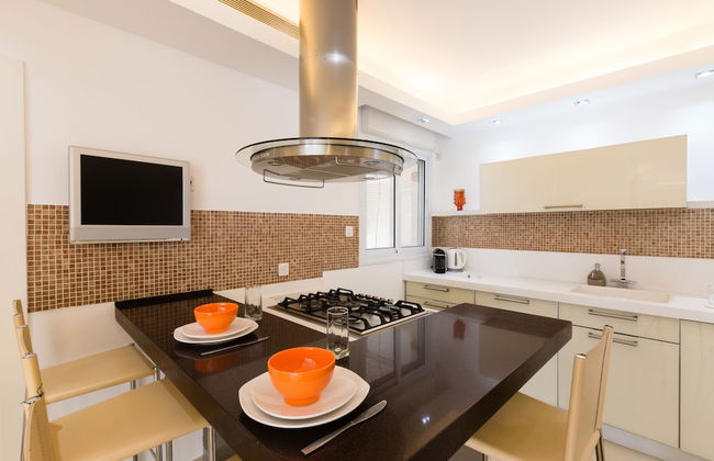 Apartment with Sauna, Hot Tub & Parking - Photo 10