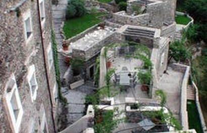 Stunning medieval setting surrounded by mountains - Photo 19