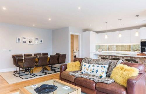 Stylish new Home With Parking - King Beds Garden - Foto 18