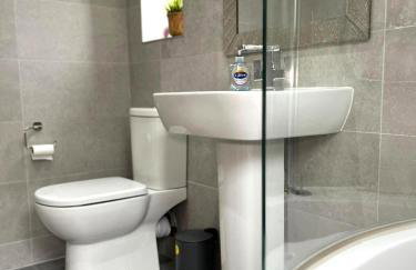 Ideal 4-bed home sleeps 7 - Nr Trafford Ctr & M60 - Foto 61