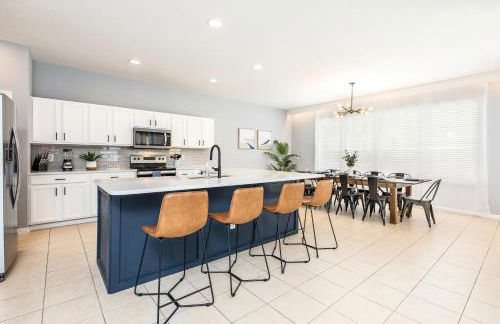 Family Retreat 6BR Villa with Private Pool, Spa & Theater near Disney - Foto 9