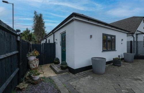 Modern Comfort 2-Bedroom, 2-Bathroom House - Photo 31