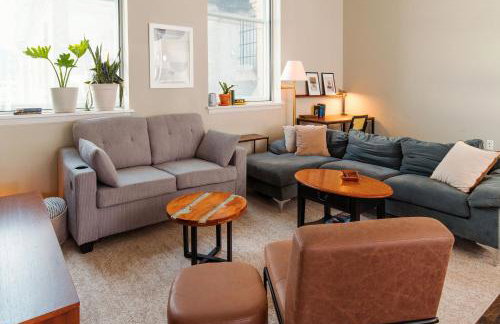 Downtown Luxe 2BR Loft Apt - Sleeps 6-7 - Walkable - Foto 4