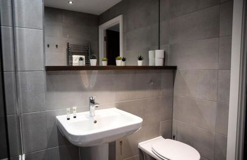 Modern 2 bedroom apartment - city centre - parking - Foto 14