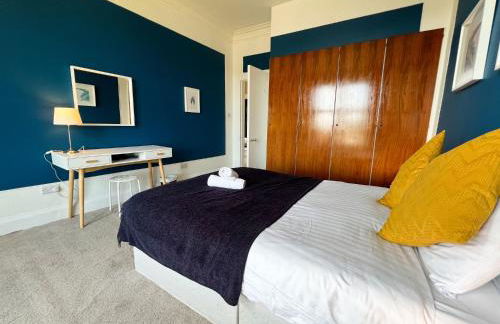 A Spacious Flat with Character - Private Car Space - Foto 21