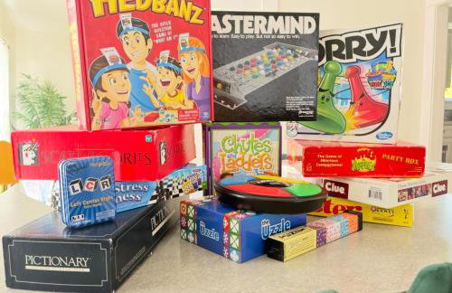 4BR Boutique Coastal Home, Walk to Beach and The Strand, Sleeps 10 - Foto 19