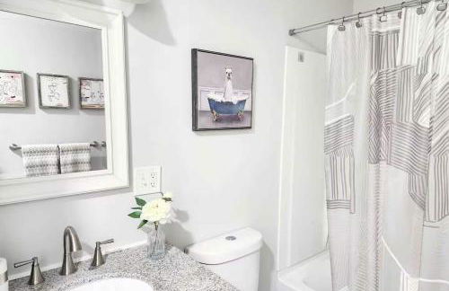 Jennifer's Chic Modern 1st Floor Apt Private Patio - Foto 16