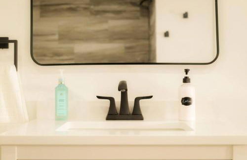 The Minimalist Escape - Modern 1BD in the Heights - Foto 31