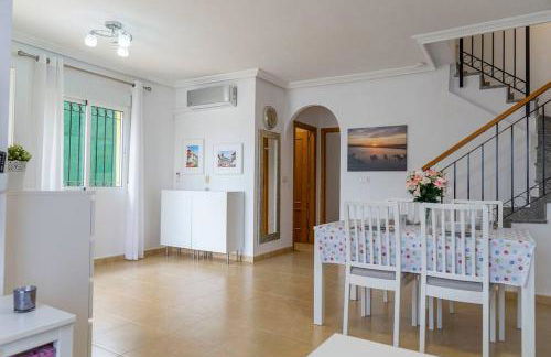 Beautiful 3 Bed Townhouse with landscaped communal pool area - Foto 4