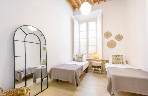 Modern 3 bedroom, city center with patio & high ceilings by 10ToSea - Photo 12