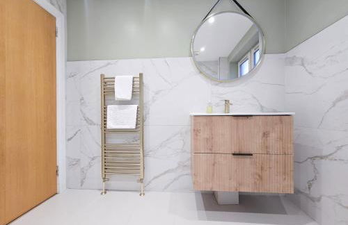 Edinburgh Central 2-bedroom Apartment with Free Parking and Stunning Views - Photo 24