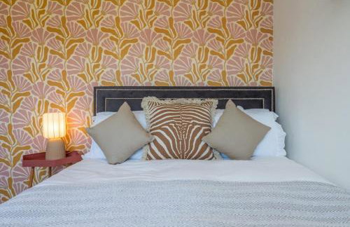 #30 Cozy & Stylish Studio Retreat - Near Odds Farm Park - Sleeps 2 - Perfect for business travelers and Couples - Free parking - Foto 32