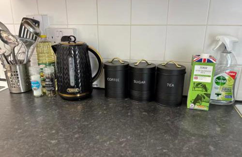 2 Bed Apartment Near Yeovil Hospital & Leonardo - Foto 3