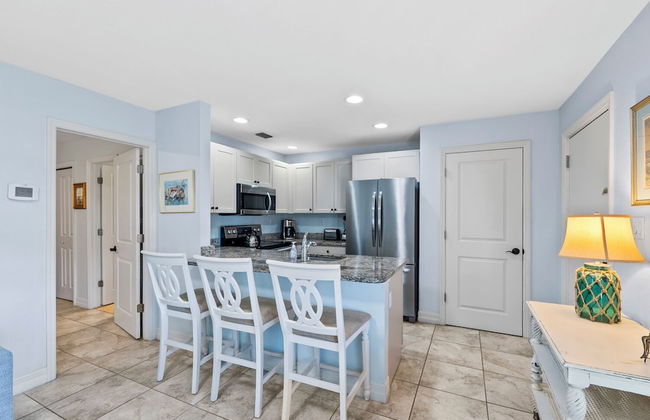 Le Monaco - Romantic 1 BR Condo Steps from 5th Ave S. Chic Coastal Retreat with King Bed and Beach Access. Perfect Location for Couples Near Dining, Shopping, and Naples Beach - Photo 5