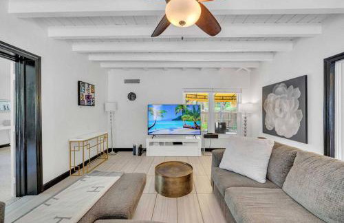 Modern Tropical Pool House North Miami Hot Tub - Foto 25