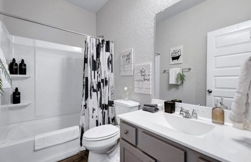 Stylish Hot Tub Retreat BBQ Yard Games WiFi Pets - Foto 44