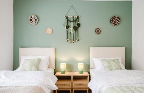 Bright 4BR Home with Garden with Free Parking and Sleeps up to 9 - Foto 8